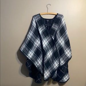 NWT Steve Madden Black and white Poncho OS